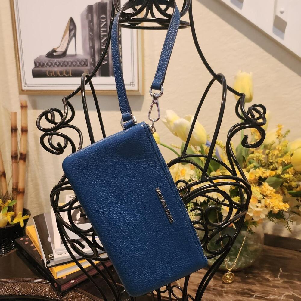 Michael kors pebbled leather wristlet